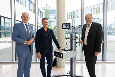 GF Franz Öller, Prim. Ernst Prethaler und Landeshauptmann Doskozil mit dem neuen Intubationsgerät