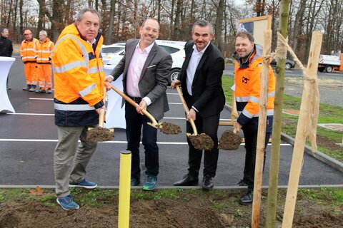 Infrastrukturlandesrat Heinrich Dorner, Baudirektor Wolfgang Heckenast, Projektleiter Martin Prohaska (1. v.l.) und Gerald Gebhardt (1. v.r.) pflanzten den letzten Baum auf der Park & Drive-Anlage in Steinberg-Dörfl