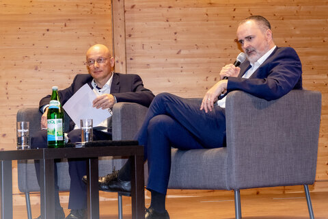 Thomas Mersich, Kaufmännischer Leiter des Liszt Zentrums Raiding, und Landeshauptmann Hans Peter Doskozil bei der Präsentation der heurigen Konzertpräsentation.