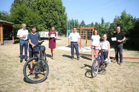 HR Mag. Jürgen Neuwirth (Bildungsdirektion Burgenland, Bereich Pädagogischer Dienst) in Vertretung von LRin Mag.a (FH) Daniela Winkler, Simon, DI Sabine Kaulich (KfV), Bürgermeister Christian Weninger, Direktorin Anita Ecker, Anja und Landesrat Mag. Heinrich Dorner (v.l.)