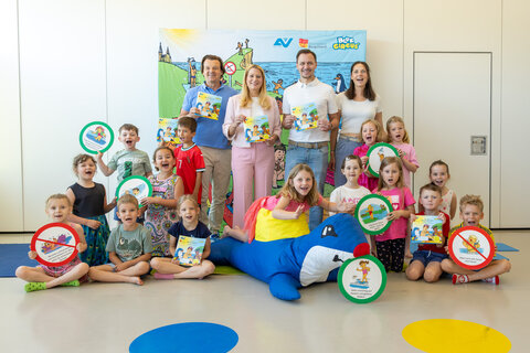Michael Zacek (Blue Circus), Landesrätin Daniela Winkler, Philipp Pelzer (Bürgermeister Andau), Lisa Sachslehner (Leitung Kindergarten Andau) mit teilnehmenden Kindern