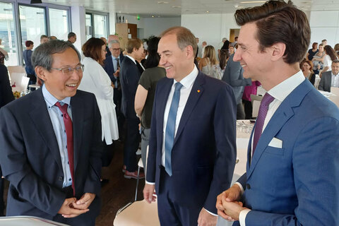 Wirtschaftslandesrat Dr. Leonhard Schneemann bei der Präsentation der Zukunftspläne im Rahmen der Kooperation des renommierten Arzneimittelherstellers Sigmapharm mit der japanischen Rohto Pharmaceutical.