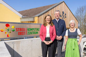 Landeshauptmann-Stellvertreterin Anja Haider-Wallner mit Wolfgang Eder, dem Bürgermeister der Gemeinde Burgauberg-Neudauberg, Dipl. Ing. Brigitte Gerger vom Verein Wieseninitiative.