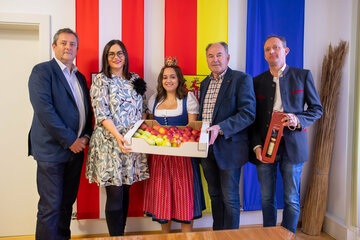 Tibor Vertes, Geschäftsführer des Bgld. Obstbauverbandes, Landeshauptmann-Stellvertreterin Astrid Eisenkopf, Obstbaukönigin Nina Nikles, Obstbaupräsident Ing. Johann Plemenschits und Vizepräsident des Bgld. Obstbauverbandes, Adolf Nikles,