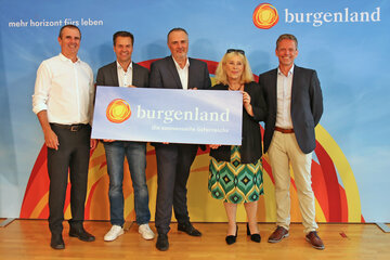 Landeshauptmann Hans Peter Doskozil (Mitte) mit Martin Ochsenhofer, GF Tourismusverband Südburgenland, Didi Tunkel, GF Burgenland Tourismus, Brigitta Pelzer, GF Tourismusverband Mittelburgenland-Rosalia und Patrik Hierner, GF Tourismusverband Nordburgenland (v.l.).