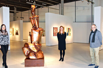 Landeshauptmannstellvertreterin Astrid Eisenkopf eröffnete „virtuell“ die Ausstellung der Künstlergruppe „kgb polychrom“ in der Landesgalerie in Eisenstadt – im Bild mit Kulturbetriebe-Geschäftsführerin Barbara Weißeisen-Halwax und Ausstellungskurator und „kgb polychrom“-Obmann Wolfgang Horwath
