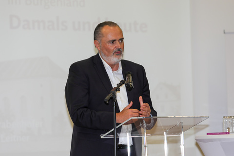 Landeshauptmann Hans Peter Doskozil bei seinen Grußworten anlässlich der 100 Jahre-Feier der evangelische Superintendenz im Burgenland im Gymnasium Kurzwiese in Eisenstadt