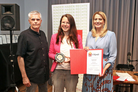 Goldenes Kleeblatt 2021 – Jugendlandesrätin Daniela Winkler und Jugendanwalt Christian Reumann mit der zweiten Preisträgerin Mag.a Birgit Hofmann-Neuhold aus Oberschützen
