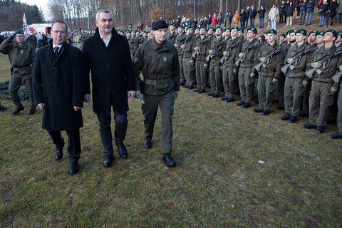 Landesrat Mag. Heinrich Dorner (Mitte) gemeinsam mit Bürgermeister Christian Weninger und Millitärkommandant Brigadier Gernot Gasser (v.l.) beim Rundgang bei der Angelobung der Rekrutinnen und Rekruten in Lackenbach.