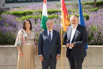 Ungarns Landwirtschaftsminister István Nagy (Bildmitte) bei seinem Besuch im Eisenstädter Landhaus mit Landeshauptmann Hans Peter Doskozil und Landeshauptmann-Stellvertreterin Astrid Eisenkopf.