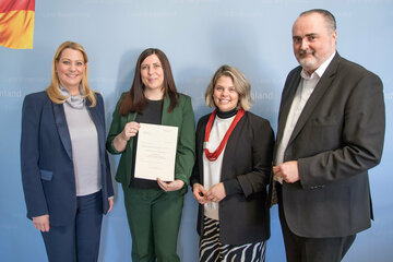 Überreichung des Ernennungsdekrets an die neue Direktorin des Musikschule Oberwart. V.l. LRin Daniela Winkler, Direktorin Ramona Tomisser, Claudia Priber, Präsidentin des Burgenländischen Musikschulwerks, LH Hans Peter Doskozil
