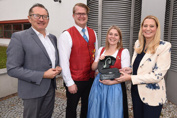 Landesobmann Peter Reichstädter, Großpetersdorf-Obmann Lukas Faulhammer, Kapellmeisterin Marie Braun und Landesrätin Daniela Winkler.