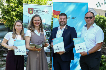 Landeshauptmann-Stellvertreterin Anja Haider-Wallner präsentierte mit Johanna Aufner, Architekturraum Burgenland und ViA ZT Architektur KG, dem Pöttelsdorfer Bürgermeister Christian Kurz und Pöttelsdorfs Vizebürgermeister Roland Piller die Dorfentwicklungsstrategie 2026