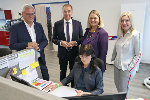 V.l.: Bgm. Mag. Thomas Steiner, LR Dr. Leonhard Schneemann, AMS Burgenland-GFin Mag.a Helene Sengstbratl, Beate Klaus, Leitung Serviceline, mit ServiceLine-Mitarbeiterin Sigrid Rebernig