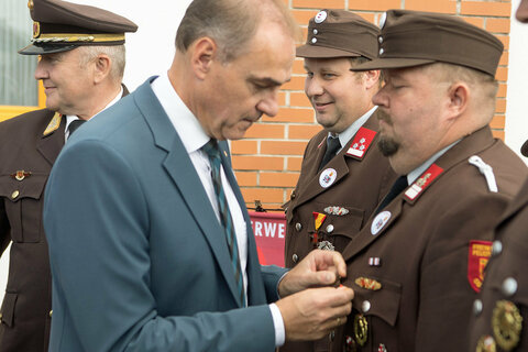 Landesrat Dr. Leonhard Schneemann überreichte im Zuge des Festaktes auch Ehrenzeichen an verdiente Feuerwehrmänner.
