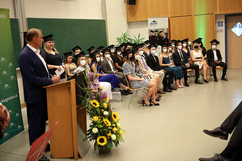 Landesrat Dr. Leonhard Schneemann gratulierte den Absolventinnen und Absolventen zur Absolvierung des Bachelor- und Masterstudienganges.