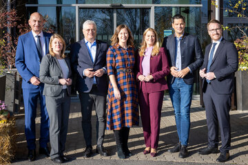 Gruppenbild (v.l.) Landesrat Dr. Christian Dörfel, Oberösterreich, Landeshauptmann-Stellv. Mag.a Bettina Emmerling, MSc, Wien, Landesrat Martin Antauer, Niederösterreich, Bundesministerin für Europa, Integration und Familie Claudia Plakolm, Landesrätin Mag.a (FH) Daniela Winkler, Burgenland, Landesrat Mag. Hannes Amesbauer, BA, Steiermark und Landeshauptmann-Stellv. Philip Wohlgemuth, Tirol.