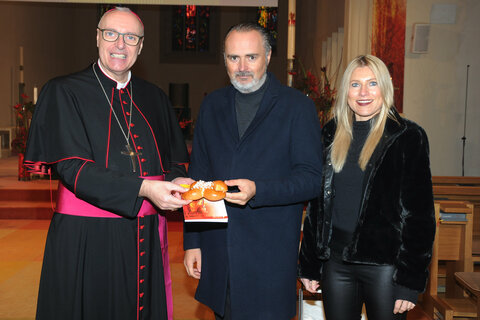 Diözesanbischof, Landeshauptmann und Julia Jurtschak, die Lebensgefährtin des Landeshauptmannes