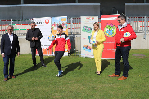 Landesrätin Daniela Winkler und Sportlandesrat Heinrich Dorner stellten gemeinsam mit Vertretern von Sportverbänden das Angebot der Lern- und Feriencamps vor