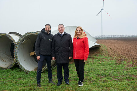 Landesrätin Daniela Winkler besichtigte mit dem slowenischen Nationalratspräsident Marko Lotrič und Stephan Sharma, CEO der Burgenland Energie den Windpark Weiden – Repowering