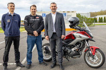LAndesrat Dorner präsentiert die Förderung für Motorrad-Warm-Up für die Saison 2024