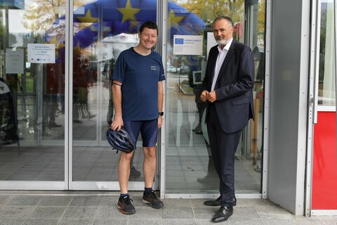Der Leiter der Vertretung der Europäischen Kommission in Österreich, Prof. Dr. Martin Selmayr, und Landeshauptmann Mag. Hans Peter Doskozil (v. l. n. r.) bei der Enthüllung der neuen EUROPE DIRECT-Tafel am Standort des so genannten EU-Informationszentrums im Technologiezentrum Eisenstadt; im Rahmen der „EU-Zukunftstour Burgenland“;