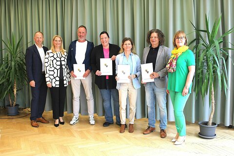 Organisation und Durchführung von Bundesmeisterschaften im Burgenland: Bildungslandesrätin Daniela Winkler, Harald Ziniel, Fachinspektor für Bewegung und Sport in der Bildungsdirektion Burgenland und ecole-Direktorin Karin Schneemann mit den Ausgezeichneten.