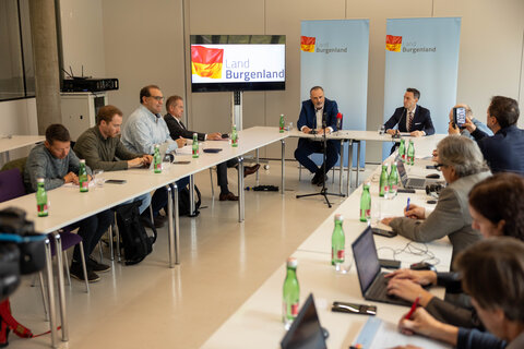 Landeshauptmann Hans Peter Doskozil mit Rechtsanwalt Mag. Johannes Zink, zuständiger Prüfer der Sonderprüfung