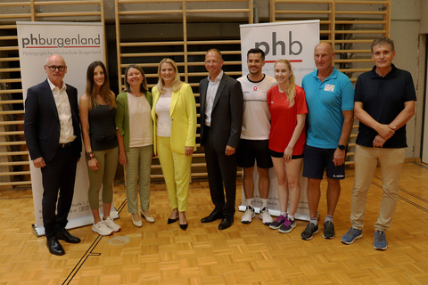 (v.l.): Vizerektor HS-Prof. Mag. Dr. Herbert Gabriel (PPH Burgenland), Olympiasiegerin Julia Dujmovits, Rektorin Mag.a Dr.in Sabine Weisz, Bildungslandesrätin Mag.a (FH) Daniela Winkler, Fachinspektor Mag. Harald Ziniel (Bildungsdirektion Burgenland), die Badminton-Profis Luka Wraber und Ana Marija Wraber, Mag. Dr. Werner Schwarz und HS-Prof. Mag. Dr. Klaus Novak (Leitung Institut für Fortbildung und Beratung, PPH Burgenland)