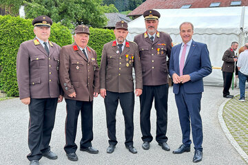 Landesrat Leonhard Schneemann, Landesfeuerwehrkommandant LBD Ing. Franz Kropf (2.v.l.) und Bezirksfeuerwehrkommandant OBR Wolfgang Kinelly (l.) gratulierten Kommandant OBI Gernot Artner (3.v.l.) zum 140-jährigen Bestehen der FF Stuben