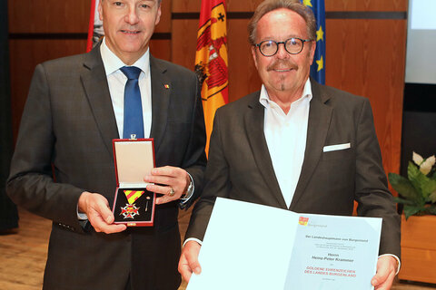 Bürgermeister außer Dienst Heinz-Peter Krammer (Stegersbach) erhielt von Landesrat Dr. Leonhard Schneemann das Goldene Ehrenzeichen.