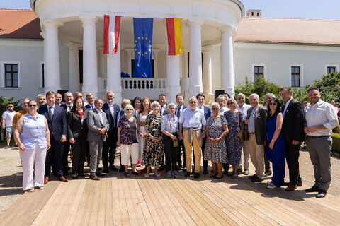 Ehrengäste sowie Gemeinderäte und Mitarbeiterinnen und Mitarbeiter im Zuge des Festes 800 Jahre Nebersdorf beim Schloss Nebersdorf.
