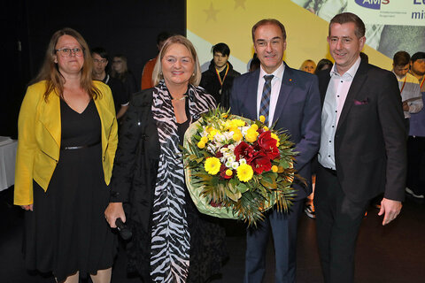 BUZ-Neutal-Geschäftsführer (Burgenländisches Schulungszentrum) Mag. (FH) Christian Vlasich (r.) überreichte gemeinsam mit Landesrat Dr. Leonhard Schneemann (2.v.r.). sowie AMS Burgenland Stellvertretende Landesgeschäftsführerin DI in (FH) Karin Steiner, BA an AMS-Burgenland Landesgeschäftsführerin mag. Helene Sengstbratl (2.v.l.) einen Blumenstrauß.