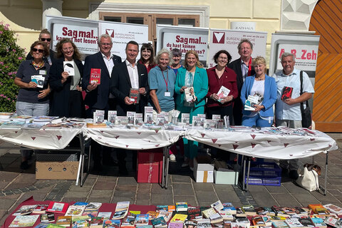 BookCrossing-Aktion der Volkshochschulen in Eisenstadt mit Landesrätin Daniela Winkler (5.v.r.), Landtagspräsident Robert Hergovich (5.v.l.), Bürgermeister LAbg. Thomas Steiner (4.v.l.), LAbg. Anja Haider-Wallner (3.v.l.), VHS Burgenland-Geschäftsführerin Ursula Foki (Bildmitte) und Kulturmanager Horst Horvath (3.v.r.).