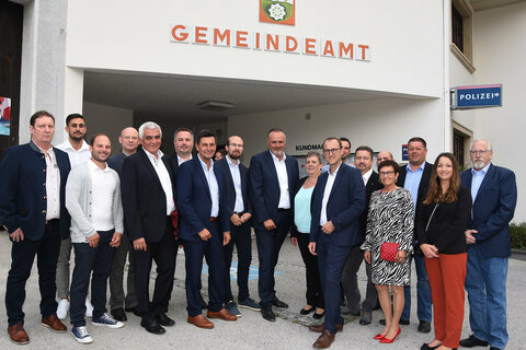 Landeshauptmann Hans Peter Doskozil und Landesrat Christian Illedits mit Bürgermeister Andreas Gradwohl, Vizebürgermeister Andreas Bauer und dem Gemeinderat von Sieggraben.