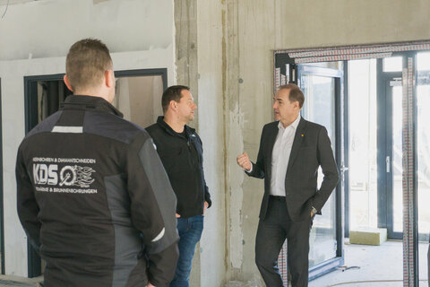 Landesrat Dr. Leonhard Schneemann (rechts im Bild) bei einem Rundgang anlässlich eines Betriebsbesuches bei der KDS GmbH.