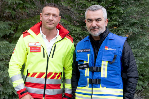 Landesrat Mag. Heinrich Dorner mit Franz Lang, Notfallsanitäter (v.r.) im Zuge der Übung im Steinbruch Zöchling in Piringsdorf.