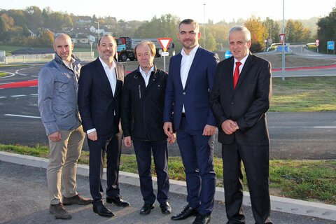 Der Kreisverkehr in Weppersdorf konnte am 25. Oktober 2019 von Infrastrukturlandesrat Heinrich Dorner, Baudirektor Wolfgang Heckenast, Bürgermeister Erich Zweiler, Vizebürgermeister Ing. Karl Degendorfer und weiteren Vertretern der Marktgemeinde im Rahmen einer Eröffnungsfeier seiner Bestimmung übergeben werden