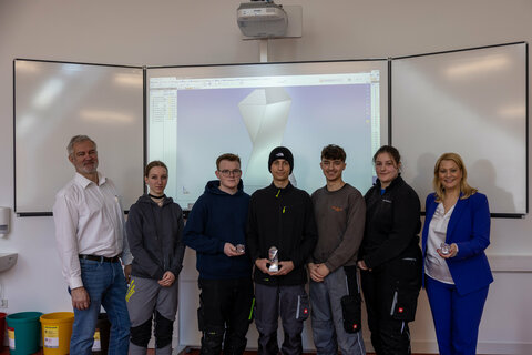 Landesrätin Daniela Winkler besuchte die Landesberufsschule in Pinkafeld und wurde von Direktor Wilhelm Pfeifer bei einem Rundgang durch die Schule begleitet.