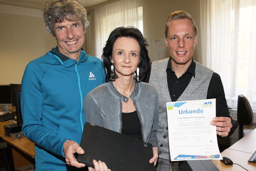 Die gemeinsam erzielten sozialen und ökologischen Erfolge im Jahr 2018 wurden in Form einer CSR-Urkunde dokumentiert: Johannes Häusler, Landes-IT, Mag.a Birgit Martinek, M.A., Leiterin Stabsstelle Präsidium und Mag. (FH) Rudolf Ivancsits, Leiter des Hauptreferates Informationstechnologie