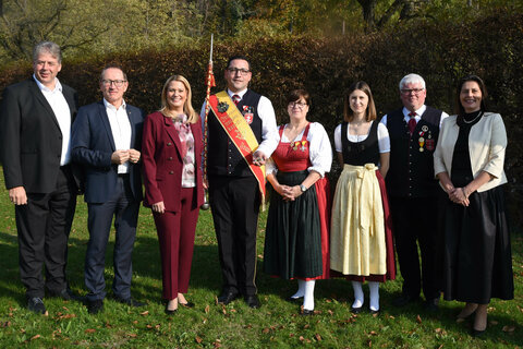 Landesobmann Peter Reichstädter (2. v. l.) und Landesrätin Daniela Winkler (3.v.l.) überreichten das Präsent und Glückwünsche an den Musikverein Frauenkirchen.