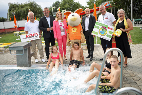 ASVÖ Burgenland-Präsident Ing. Robert Zsifkovits, Sport-Landesrat Mag. Heinrich Dorner, Bildungs-Landesrätin Mag.a (FH) Daniela Winkler, Maskottchen, Bildungsdirektor Mag. Heinz Josef Zitz, ASKÖ Burgenland-Landesgeschäftsführer Andreas Ponic und SPORTUNION Burgenland-Präsidentin Karin Ofner (v.l.) mit Kindern am Rande des Außenbeckens der Therme Lutzmannsburg.