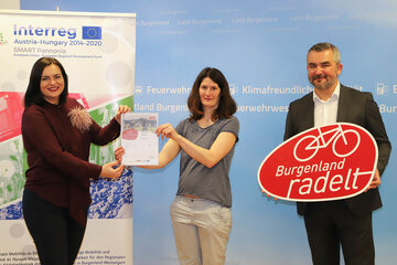 Landeshauptmann-Stellvertreterin Astrid Eisenkopf und Landesrat Heinrich Dorner gratulierten der Hauptpreisträgerin Claudia Bittner