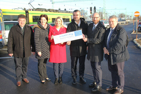 Infrastrukturlandesrat Mag. Heinrich Dorner, Landesrätin Mag.a (FH) Daniela Winkler, Dr. Hana Dellemann, Generaldirektorin-Stv. Raaberbahn AG, und DI (FH) DI Arnold Schweifer, Geschäftsführer Neusiedler Seebahn GmbH, präsentierten am Bahnhof in Pamhagen die aktuellsten Fahrgastzahlen, zusätzliche Angebote und infrastrukturelle Maßnahmen für die burgenländischen Pendlerinnen und Pendler.