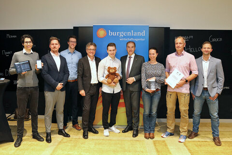 von links nach rechts: Daniel Riegler (Care Development), DI Christoph Schöggler (Vertify), Amadeus Linzer, MSc (VitaBlick), Mag. Michael Gerbavsits, GF Wirtschaftsagentur Burgenland GmbH, Christoph Kern (CareFact), Wirtschaftslandesrat Dr. Leonhard Schneemann, Dr. Stefanie Gruarin, PhD (equolibri), Mag. (FH) Christian Preiml, BA (AIRXBIG), Mag. Martin Trink, Leiter SÜDHUB