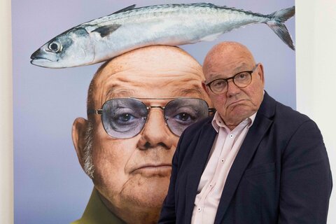 Intendant Kammerschauspieler Wolfgang Böck vor dem Sujet der diesjährigen Theaterpremiere der Schloss-Spiele Kobersdorf, „Der nackte Wahnsinn“.