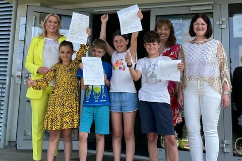 Bildungslandesrätin Daniela Winkler besuchte die Volksschule Am Tabor in Neusiedl am See mit SQM Michaela Seidl und Direktorin Cordula Csukker.