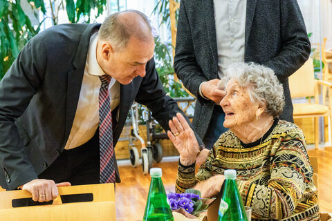 Soziallandesrat Dr. Leonhard Schneemann sucht bei seinen Besuchen in burgenländischen Pflegeeinrichtungen stets das Gespräch