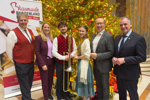 Mag. Dr. Günther Kleidosty MAS, stellvertretender Landesobmann des Burgenländischen Blasmusikverbandes, Landesrätin Mag.a (FH) Daniela Winkler und DI Peter Reichstädter, Landesobmann des Burgenländischen Blasmusikverbandes, mit den Musikerinnen und Musikern beim großen Weihnachtskonzert des Burgenländischen Blasmusikverbandes im Parlament, das den Abschluss des Jubiläumsjahres bildete.