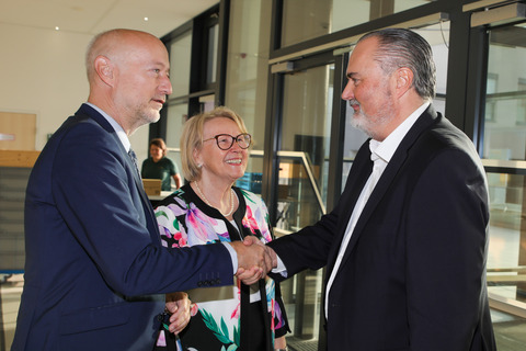 Landeshauptmann Hans Peter Doskozil mit Superintendent Robert Jonischkeit und Superintendentialkuratorin Christa Grabenhofer